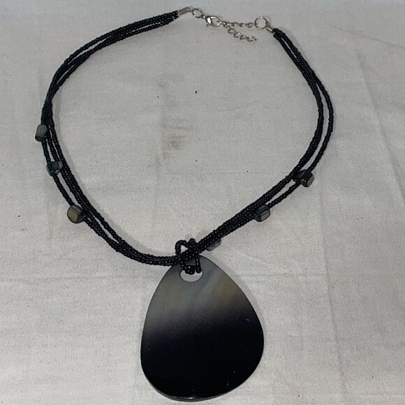 Beaded necklace with large shell emblem - Picture 7 of 8